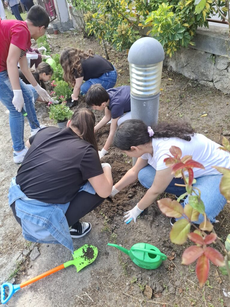 A Mileto la Giornata della legalità è stata celebrata con la piantumazione di fiori (FOTO) 23 WhatsApp Image 2025 05 26 at 13.29.05 1
