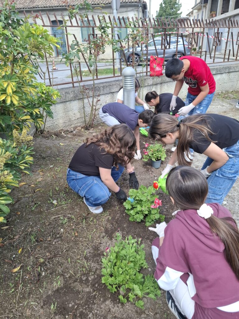 A Mileto la Giornata della legalità è stata celebrata con la piantumazione di fiori (FOTO) 22 WhatsApp Image 2025 05 26 at 13.29.06