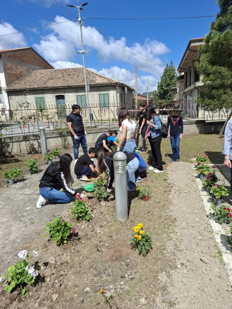 A Mileto la Giornata della legalità è stata celebrata con la piantumazione di fiori (FOTO) 21 WhatsApp Image 2025 05 26 at 13.29.08