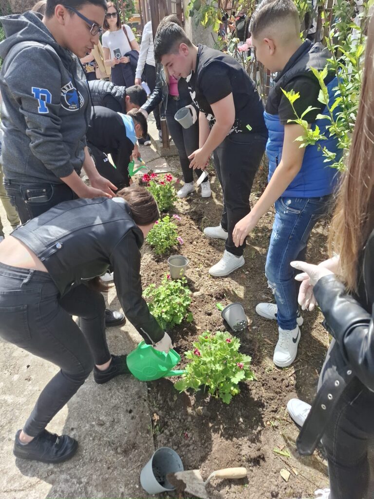 A Mileto la Giornata della legalità è stata celebrata con la piantumazione di fiori (FOTO) 19 WhatsApp Image 2025 05 26 at 13.29.11