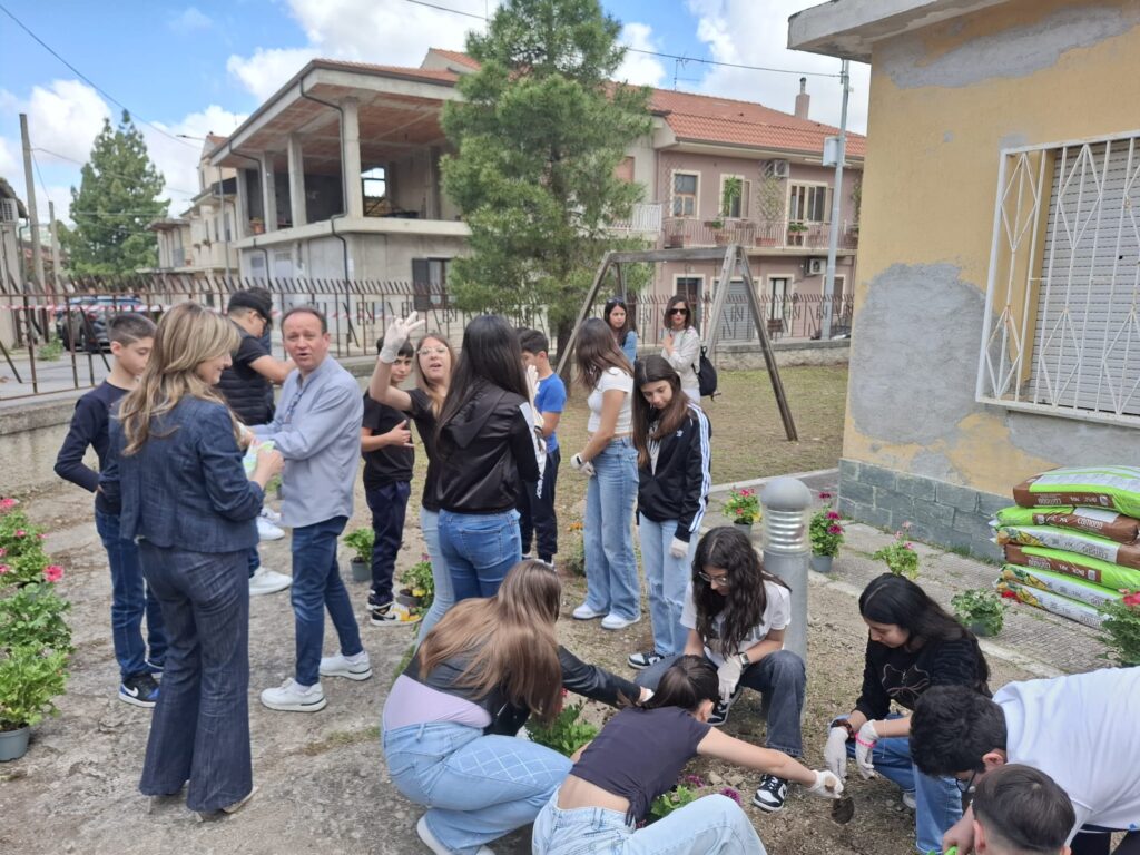 A Mileto la Giornata della legalità è stata celebrata con la piantumazione di fiori (FOTO) 9 WhatsApp Image 2025 05 26 at 13.29.13 1