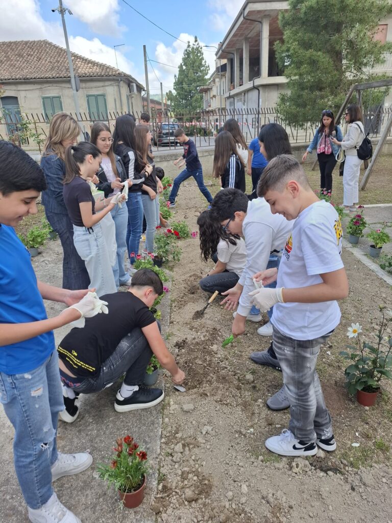 A Mileto la Giornata della legalità è stata celebrata con la piantumazione di fiori (FOTO) 18 WhatsApp Image 2025 05 26 at 13.29.13