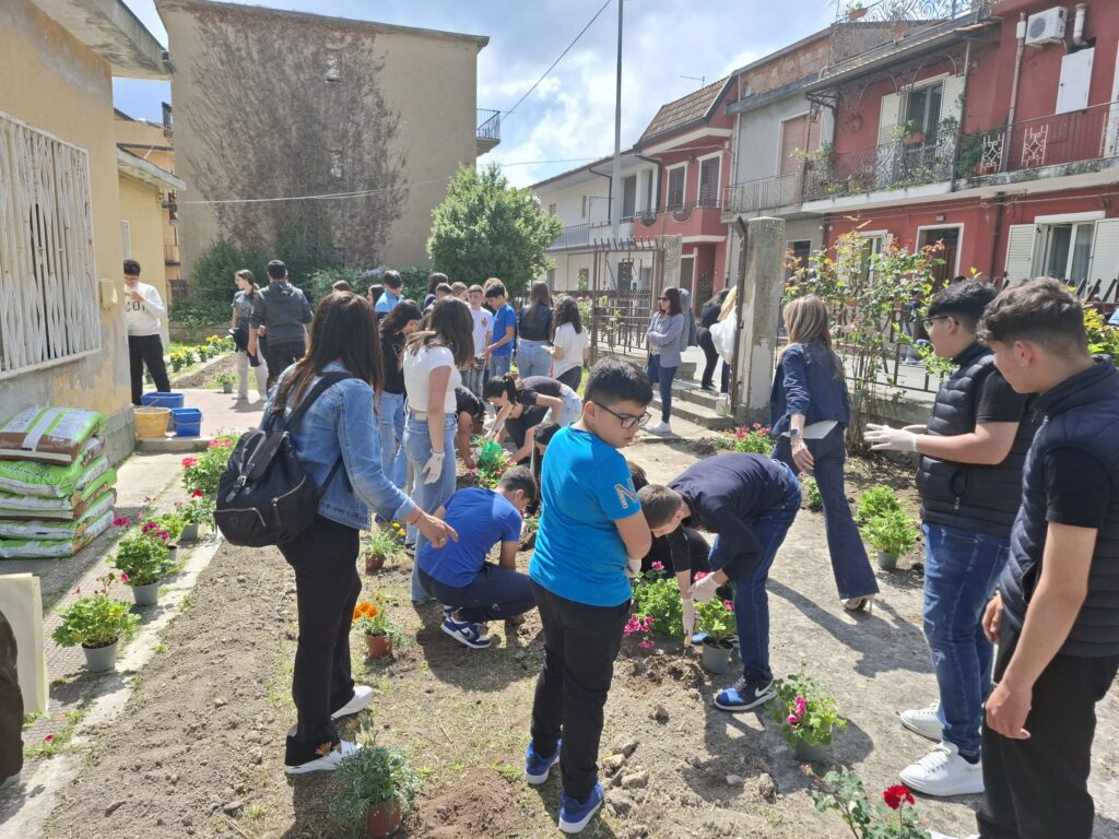 A Mileto la Giornata della legalità è stata celebrata con la piantumazione di fiori (FOTO) 14 WhatsApp Image 2025 05 26 at 13.29.16