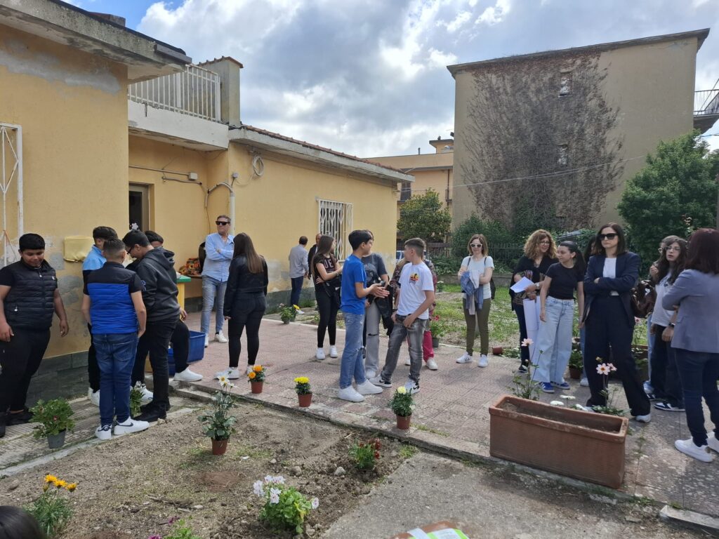 A Mileto la Giornata della legalità è stata celebrata con la piantumazione di fiori (FOTO) 13 WhatsApp Image 2025 05 26 at 13.29.17