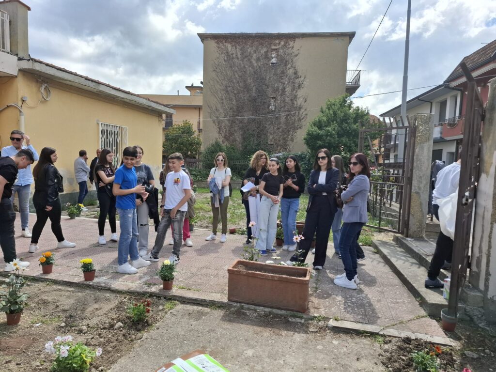 A Mileto la Giornata della legalità è stata celebrata con la piantumazione di fiori (FOTO) 12 WhatsApp Image 2025 05 26 at 13.29.18