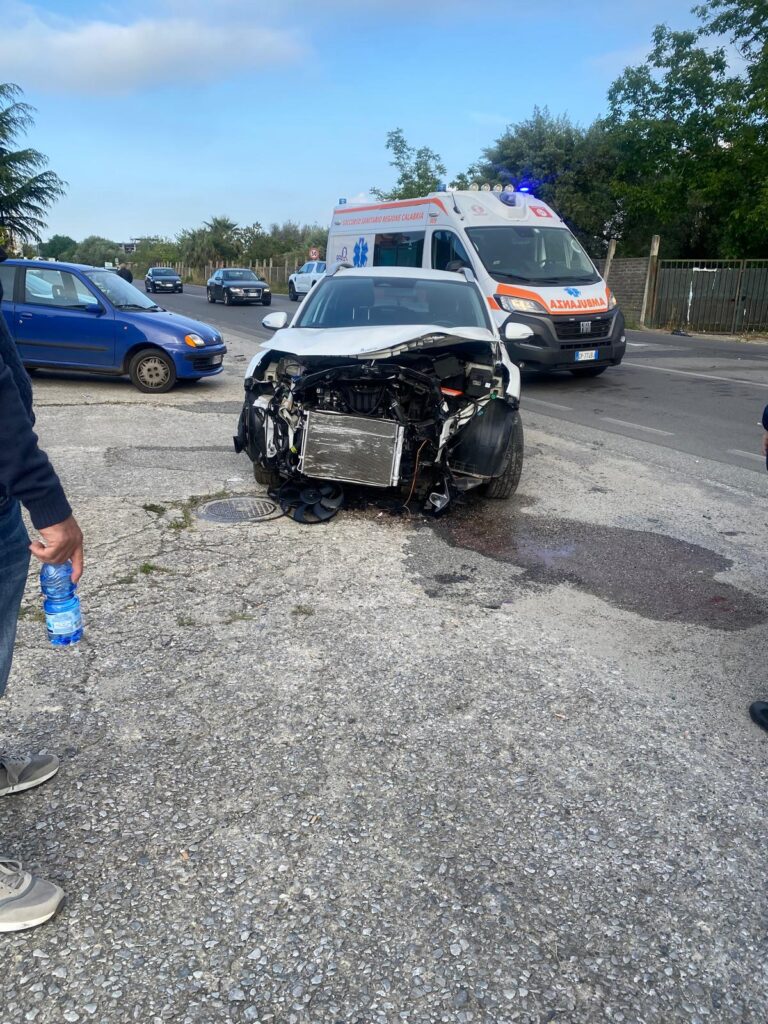 Violento scontro tra auto alle porte di Vibo Valentia 5 WhatsApp Image 2025 05 28 at 07.20.54