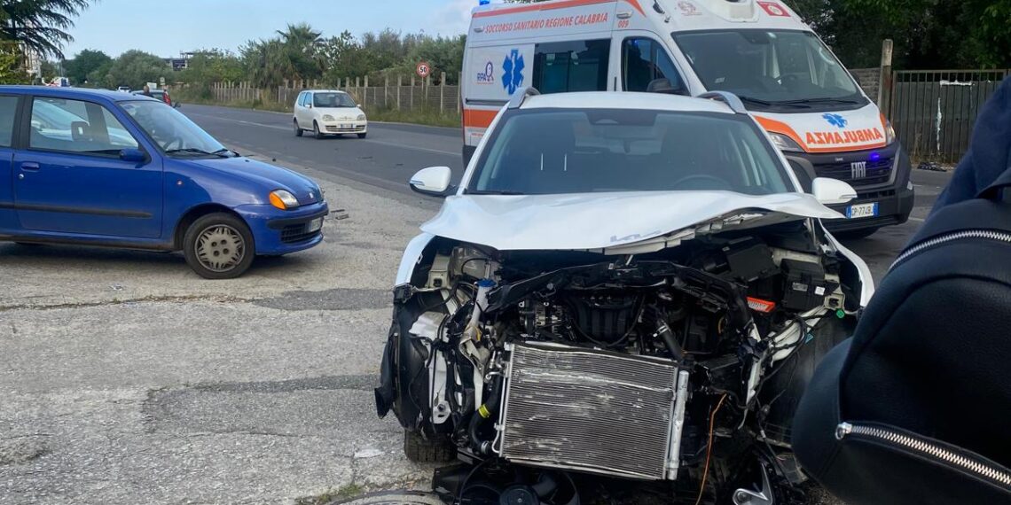 Violento scontro tra auto alle porte di Vibo Valentia