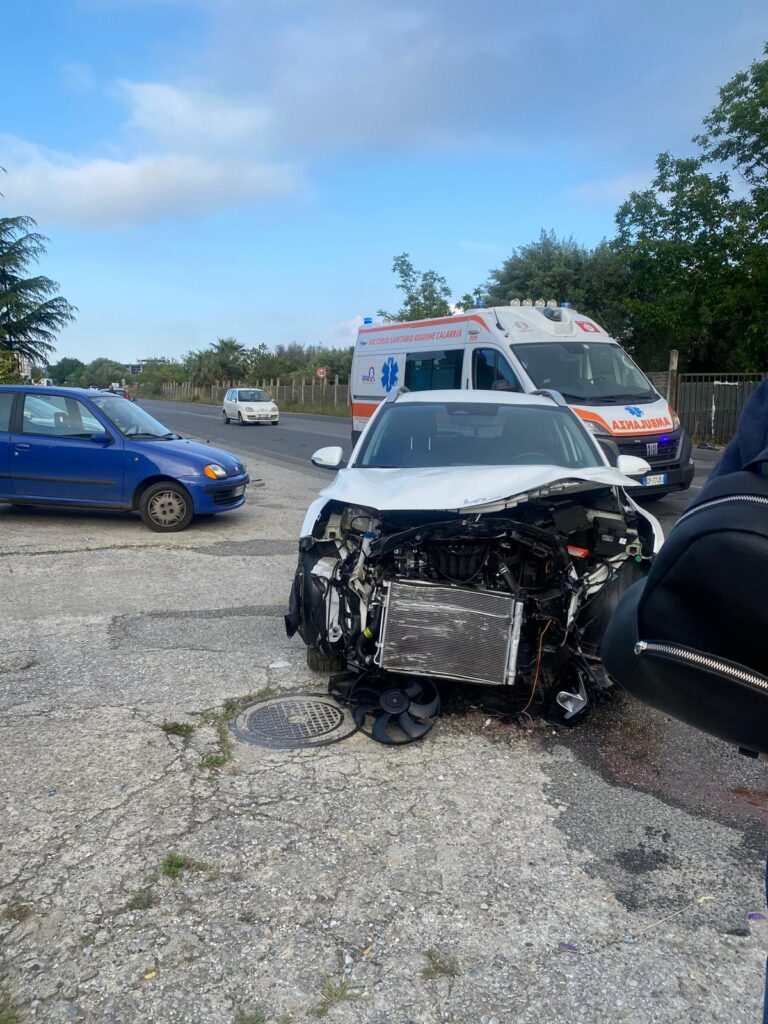 Violento scontro tra auto alle porte di Vibo Valentia 2 WhatsApp Image 2025 05 28 at 07.20.55 2