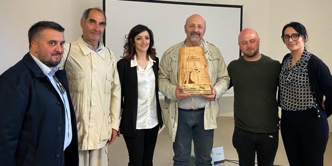 Il film-documentario "Figli del Minotauro-Storie di uomini e animali" proiettato a Cardinale nel giorno della transumanza 1 Il film-documentario “Figli del Minotauro-Storie di uomini e animali” proiettato a Cardinale nel giorno della transumanza