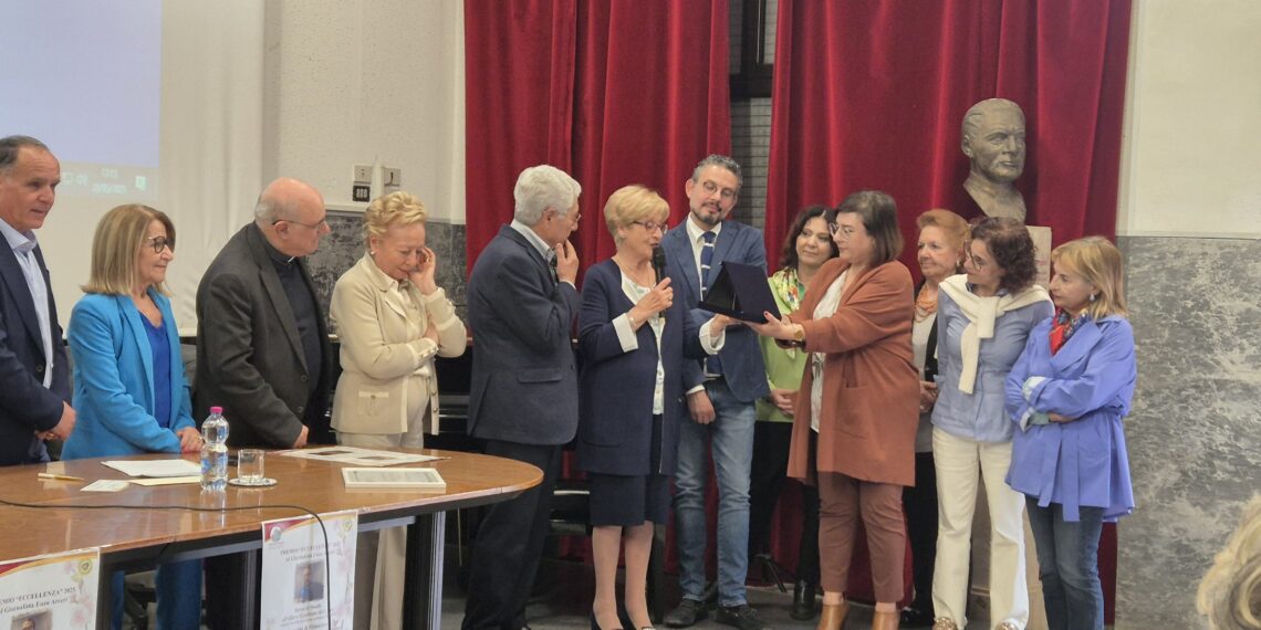 Il giornalista Enzo Arceri, eccellenza vibonese, premiato da Radici per il Futuro (VIDEO) 1 Il giornalista Enzo Arceri, eccellenza vibonese, premiato da Radici per il Futuro (VIDEO)