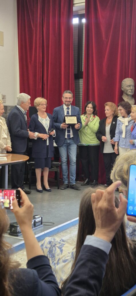 Il giornalista Enzo Arceri, eccellenza vibonese, premiato da Radici per il Futuro (VIDEO) 4 WhatsApp Image 2025 05 29 at 11.55.15