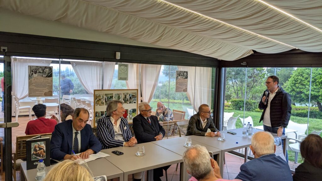 Il Presidente della Provincia di Catanzaro Mormile consegna il busto di Mimmo Rotella realizzato da Luigi Verrino 5 WhatsApp Image 2025 05 30 at 15.24.22
