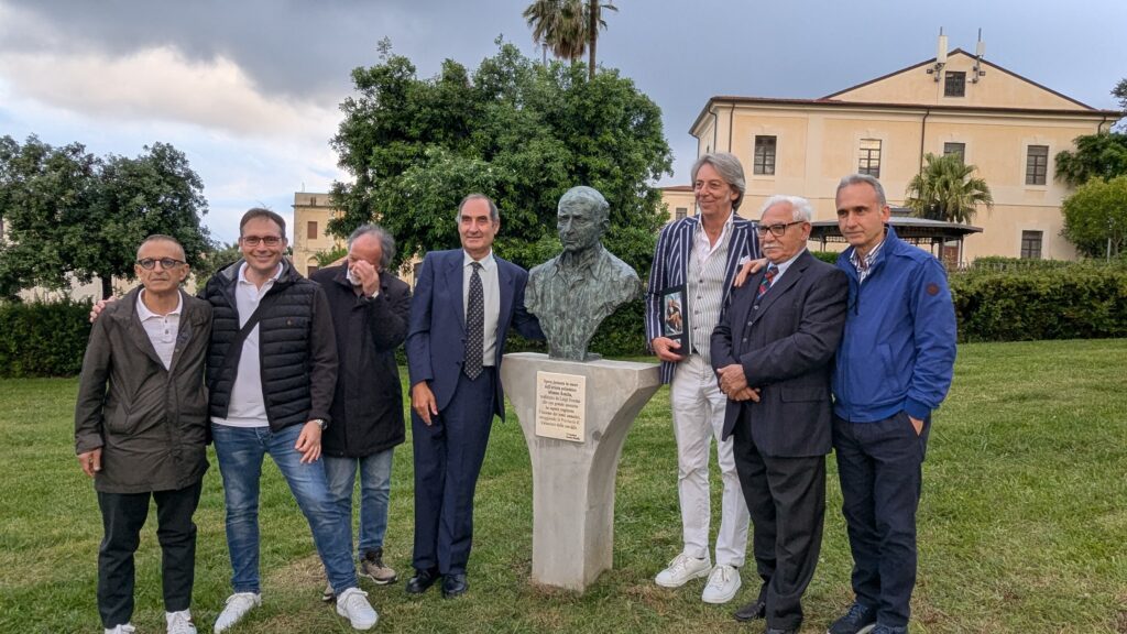 Il Presidente della Provincia di Catanzaro Mormile consegna il busto di Mimmo Rotella realizzato da Luigi Verrino 3 WhatsApp Image 2025 05 30 at 15.24.23 1
