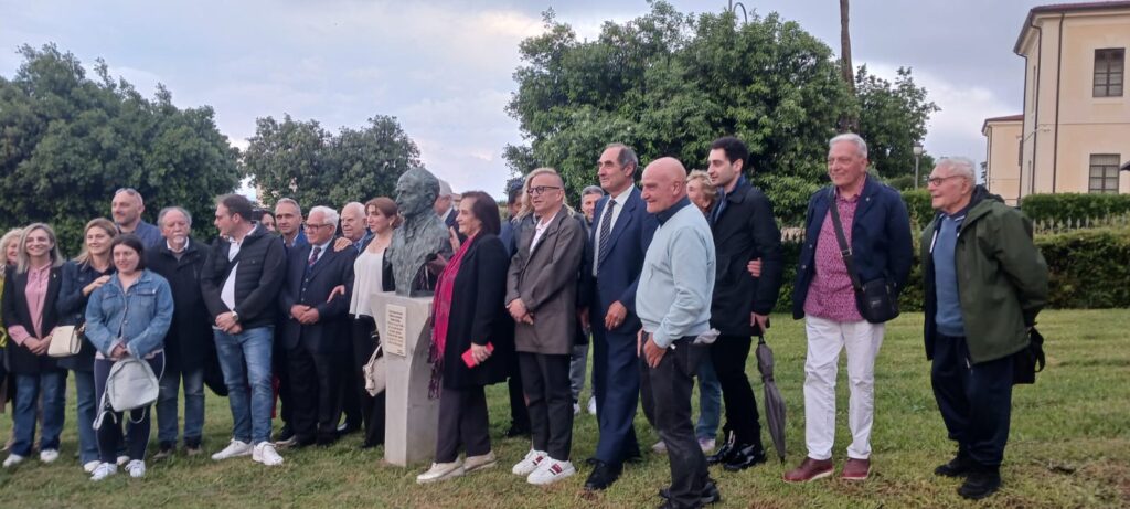 Il Presidente della Provincia di Catanzaro Mormile consegna il busto di Mimmo Rotella realizzato da Luigi Verrino 7 WhatsApp Image 2025 05 30 at 15.24.25