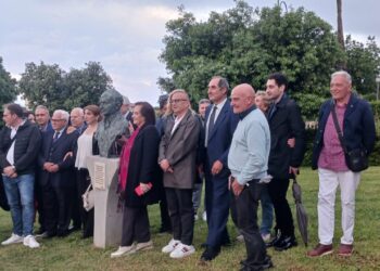 Il Presidente della Provincia di Catanzaro Mormile consegna il busto di Mimmo Rotella realizzato da Luigi Verrino