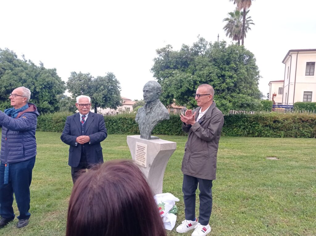 Il Presidente della Provincia di Catanzaro Mormile consegna il busto di Mimmo Rotella realizzato da Luigi Verrino 6 WhatsApp Image 2025 05 30 at 15.31.25