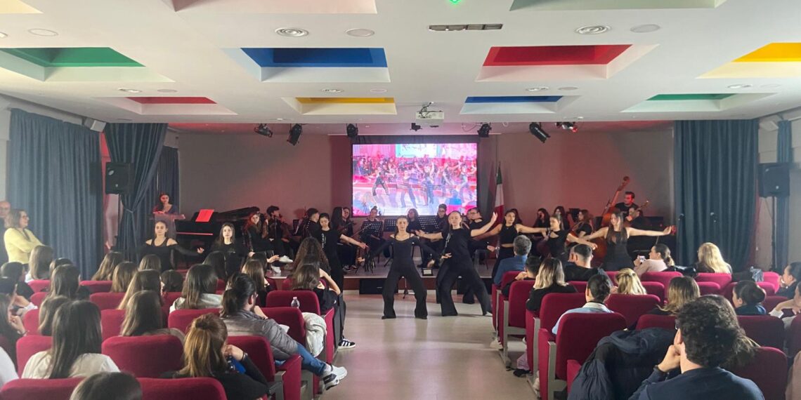 Il Liceo “Capialbi” ricorda il genocidio armeno e le stragi dimenticate tra arte, memoria e testimonianza 1 Il Liceo “Capialbi” ricorda il genocidio armeno e le stragi dimenticate tra arte, memoria e testimonianza