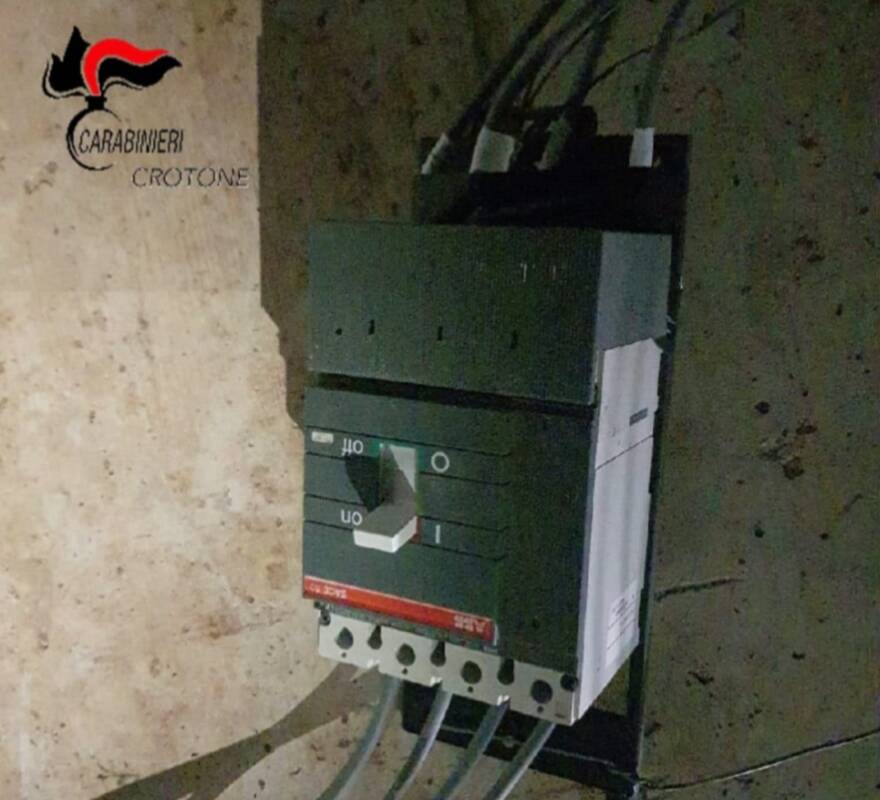 furto energia elettrica cotronei 37707