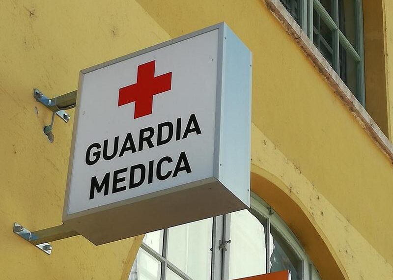 Falerna, cerca aiuto alla guardia medica, non trova il dottore e poco dopo muore