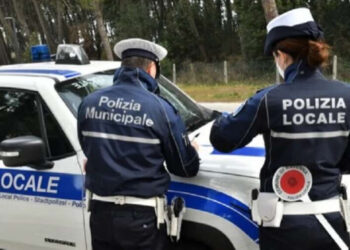 Insofferente al richiamo alla prudenza da parte della Polizia Locale dopo un incidente, aggredisce gli agenti: denunciato