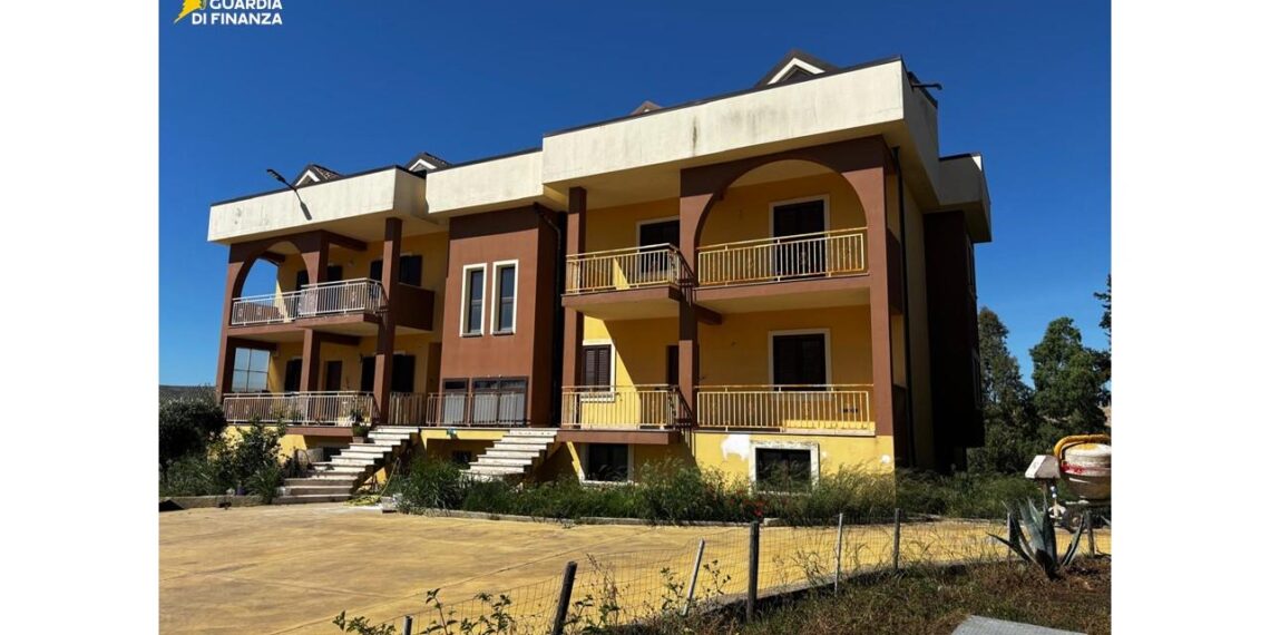 Sequestrati 14 beni immobili e un’impresa con relativo patrimonio aziendale a un imprenditore legato alla cosca “Arena” (VIDEO)