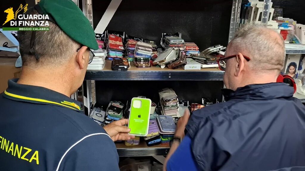 Scoperto e sequestrato un laboratorio di prodotti falsi per cellulari con annesso show room (VIDEO) 3 13062025 075208 1