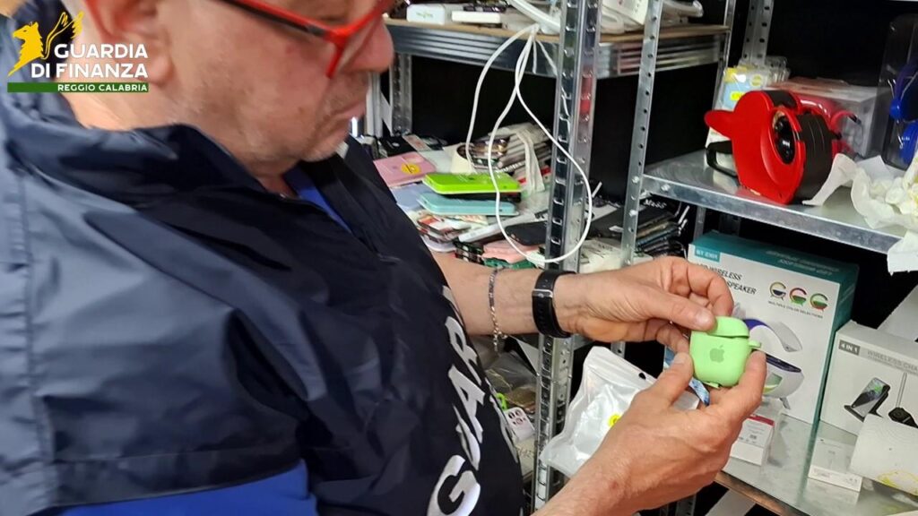 Scoperto e sequestrato un laboratorio di prodotti falsi per cellulari con annesso show room (VIDEO) 4 13062025 075218 2