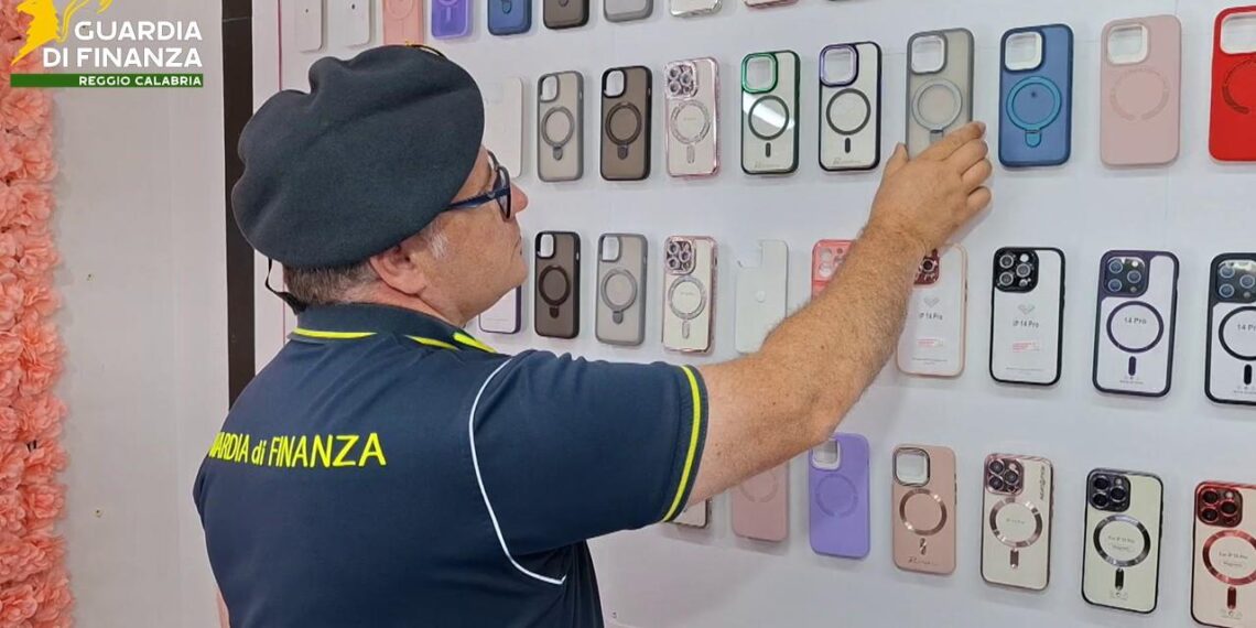 Scoperto e sequestrato un laboratorio di prodotti falsi per cellulari con annesso show room (VIDEO) 1 Scoperto e sequestrato un laboratorio di prodotti falsi per cellulari con annesso show room (VIDEO)