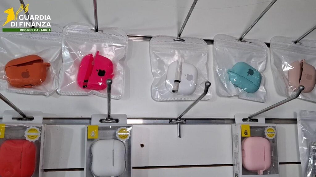 Scoperto e sequestrato un laboratorio di prodotti falsi per cellulari con annesso show room (VIDEO) 5 13062025 075241 4