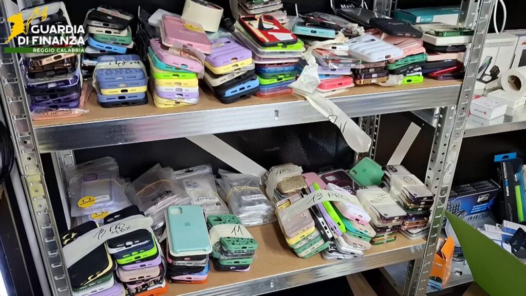 Scoperto e sequestrato un laboratorio di prodotti falsi per cellulari con annesso show room (VIDEO) 6 13062025 075250 5