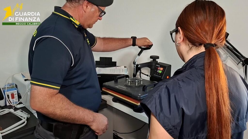 Scoperto e sequestrato un laboratorio di prodotti falsi per cellulari con annesso show room (VIDEO) 8 13062025 075311 7