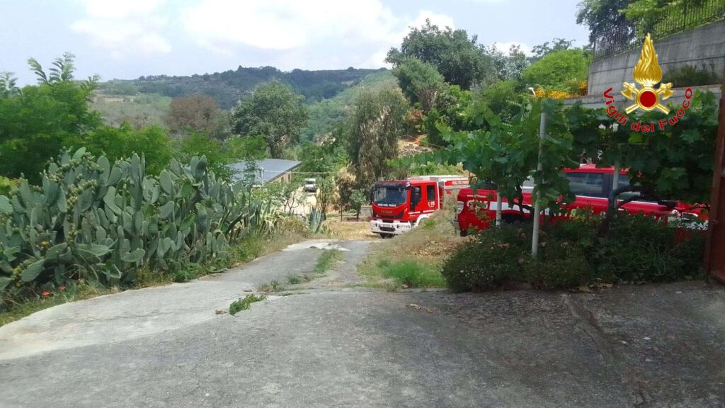 Auto fuoristrada, automobilista salvata dai Vigili del Fuoco 5 1wtmk