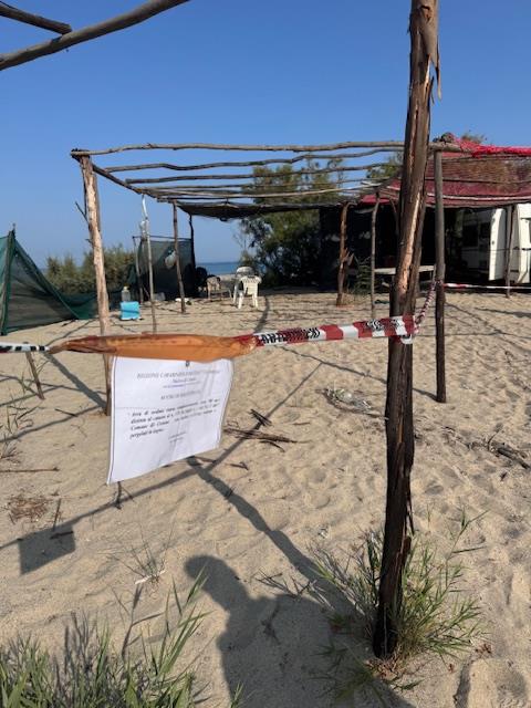 Sequestrate due aree adibite illegalmente a campeggio abusivo 3 2025.6.25 Seq. camp. abus. Foce Neto Gr. CC For. KR 2