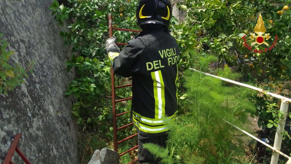 Auto fuoristrada, automobilista salvata dai Vigili del Fuoco 4 2wtmk