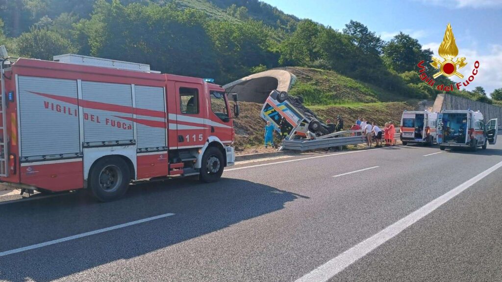 Ambulanza con paziente a bordo si ribalta in autostrada, tre feriti 5 3wtmk 1