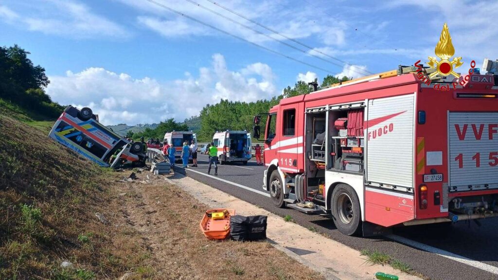 Ambulanza con paziente a bordo si ribalta in autostrada, tre feriti 4 4wtmk 1