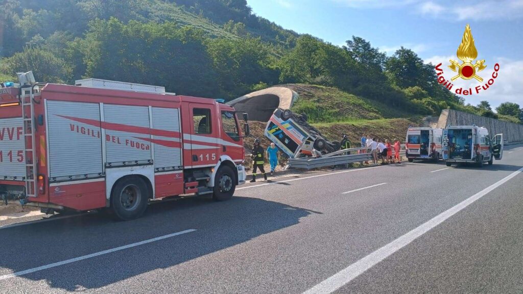 Ambulanza con paziente a bordo si ribalta in autostrada, tre feriti 3 5wtmk