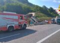 Ambulanza con paziente a bordo si ribalta in autostrada, tre feriti