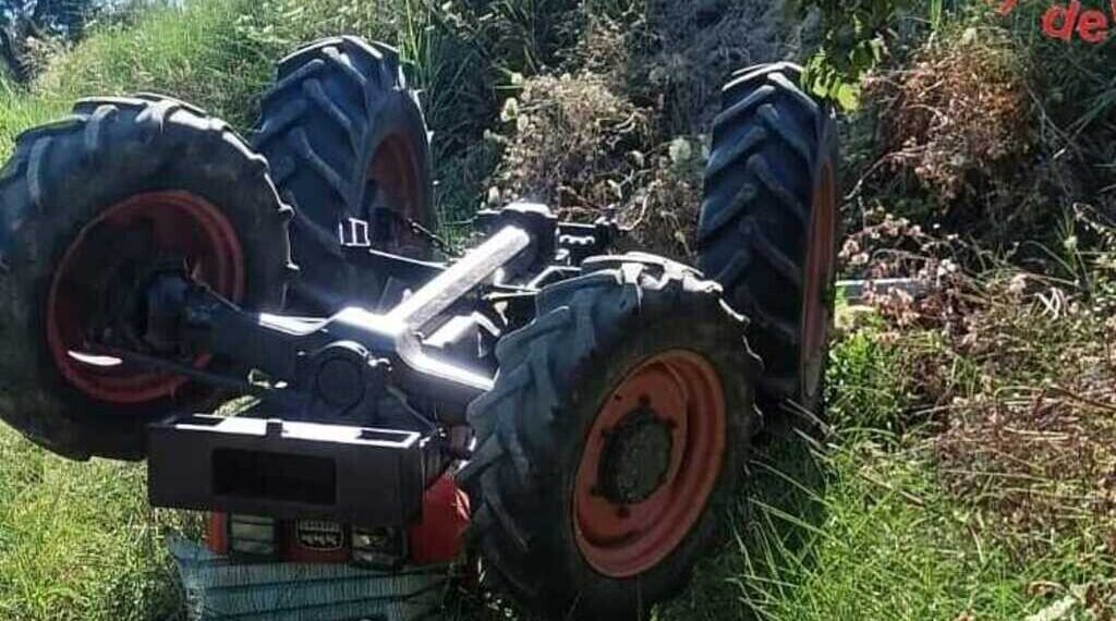 Si ribalta un trattore e il suo conducente muore schiacciato