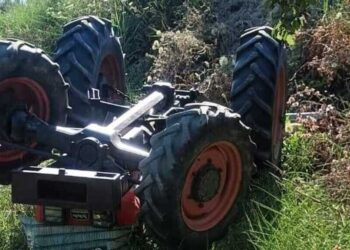 Si ribalta un trattore e il suo conducente muore schiacciato