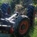 Si ribalta un trattore e il suo conducente muore schiacciato