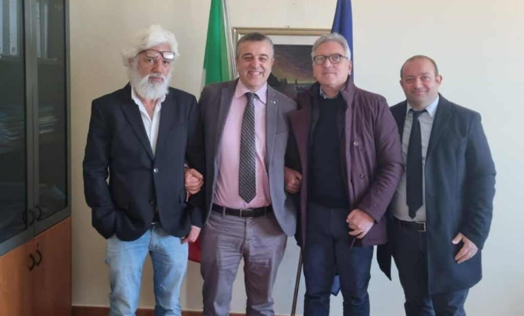 Viabilità. La Provincia di Vibo Valentia ottiene un finanziamento per la messa in sicurezza della SP 25 3 Al centro della foto il presidente LAndolina con il sindaco Dato
