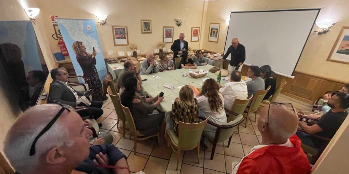 Peppe Guida e Paolo Massobrio Cavalieri Onorari della Confraternita degli Zafarani Cruschi del Pollino 1 Peppe Guida e Paolo Massobrio Cavalieri Onorari della Confraternita degli Zafarani Cruschi del Pollino