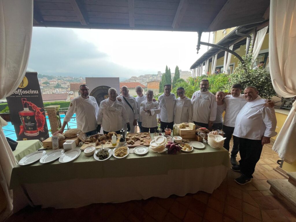 Peppe Guida e Paolo Massobrio Cavalieri Onorari della Confraternita degli Zafarani Cruschi del Pollino 11 BARBIERI MAGLIOCCO DAY 13