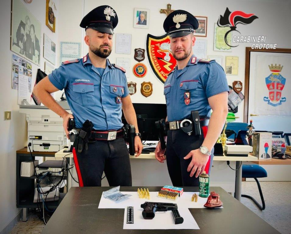 Arma clandestina nella casa a mare, un arresto a Cirò Marina 3 CC Arma e munizioni con logo