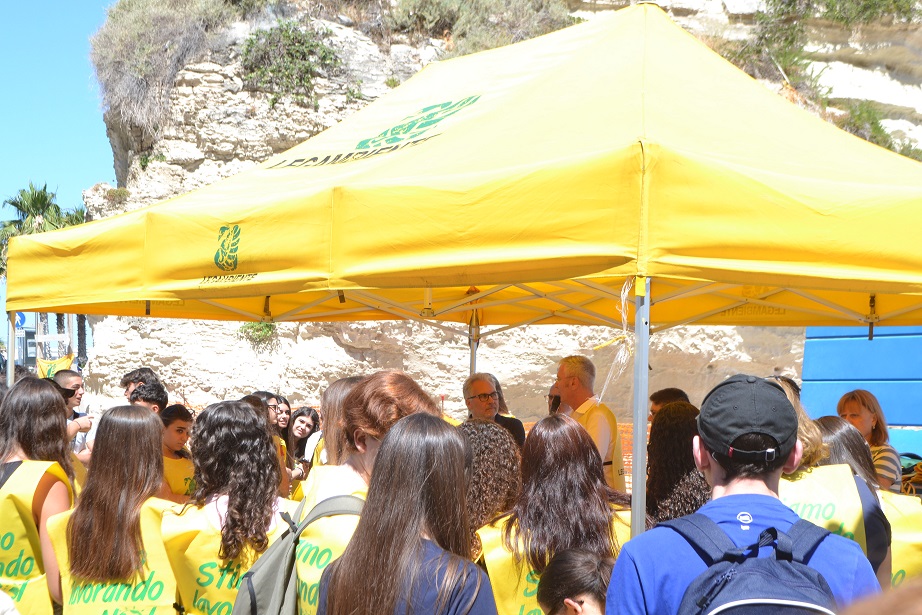 “Spiagge Pulite? Pinzaci Tu”. Con questo slogan gli studenti di Tropea hanno pulito le spiagge 8 DSC 0107