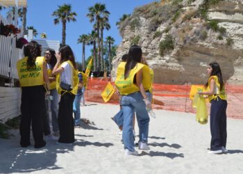 “Spiagge Pulite? Pinzaci Tu”. Con questo slogan gli studenti di Tropea hanno pulito le spiagge