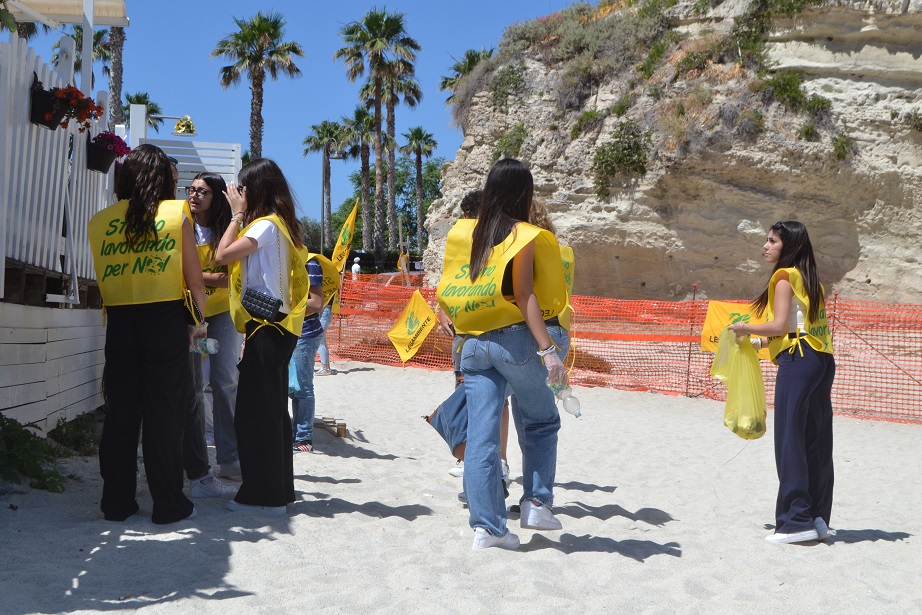 “Spiagge Pulite? Pinzaci Tu”. Con questo slogan gli studenti di Tropea hanno pulito le spiagge 4 DSC 0125