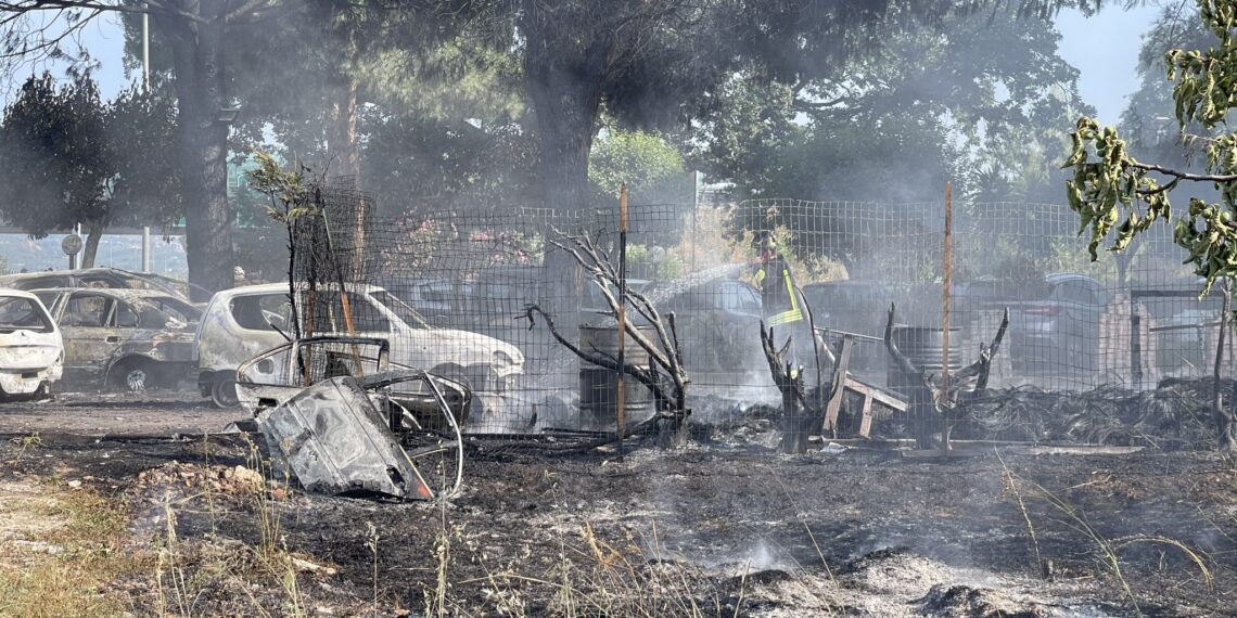 un incendio ha distrutto nove auto e danneggiato altre cinque a Montaldo Uffugo