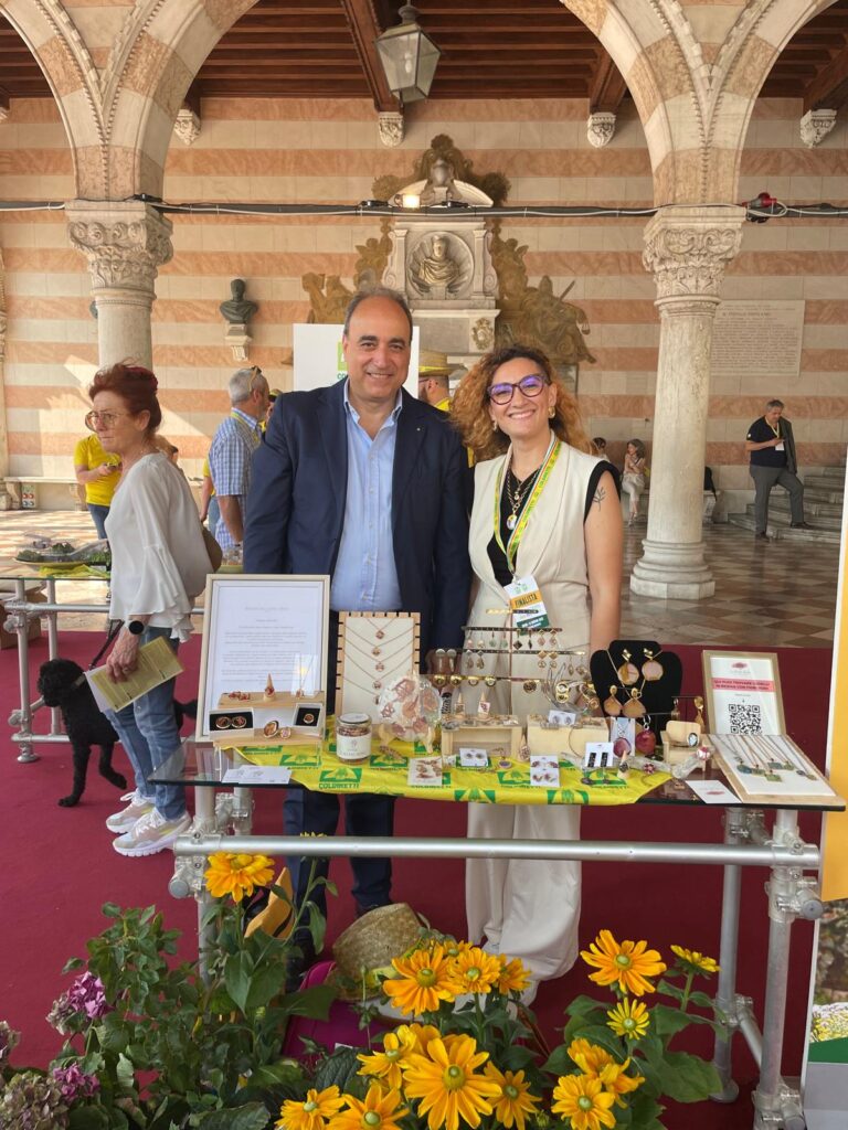 La Calabria al villaggio Coldiretti di Udine: impegno sociale e giovani in agricoltura (interessanti i dati regionali) 3 Il Presidente Aceto co Adriana Tavella a UDINE